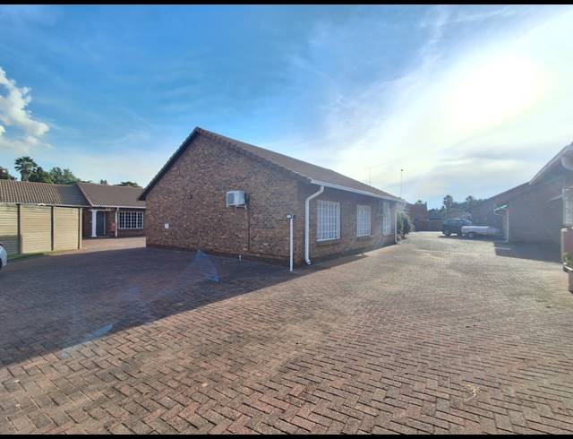 2 BEDROOM TOWNHOUSE TO LET IN ARCON PARK